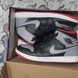 Nike Air Jordan retro 1 mid shoes Men size 10.5